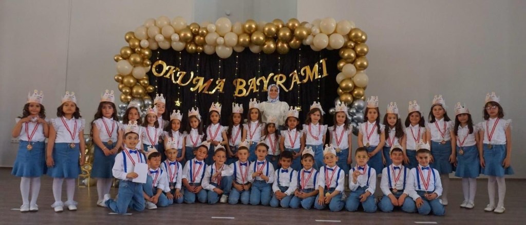 MİNİKLER OKUMA YAZMA ÖĞRENMENİN MUTLULUĞUNU YAŞADI