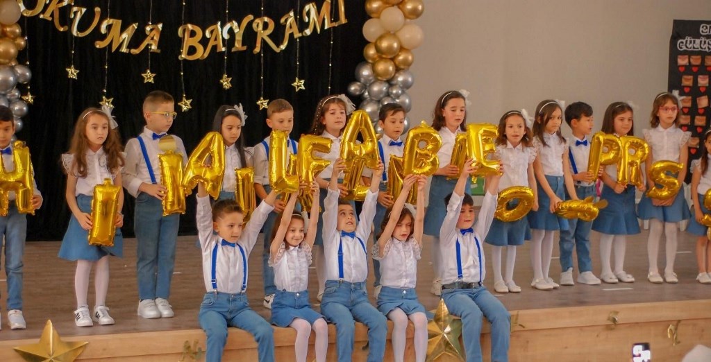 MİNİKLER OKUMA YAZMA ÖĞRENMENİN MUTLULUĞUNU YAŞADI