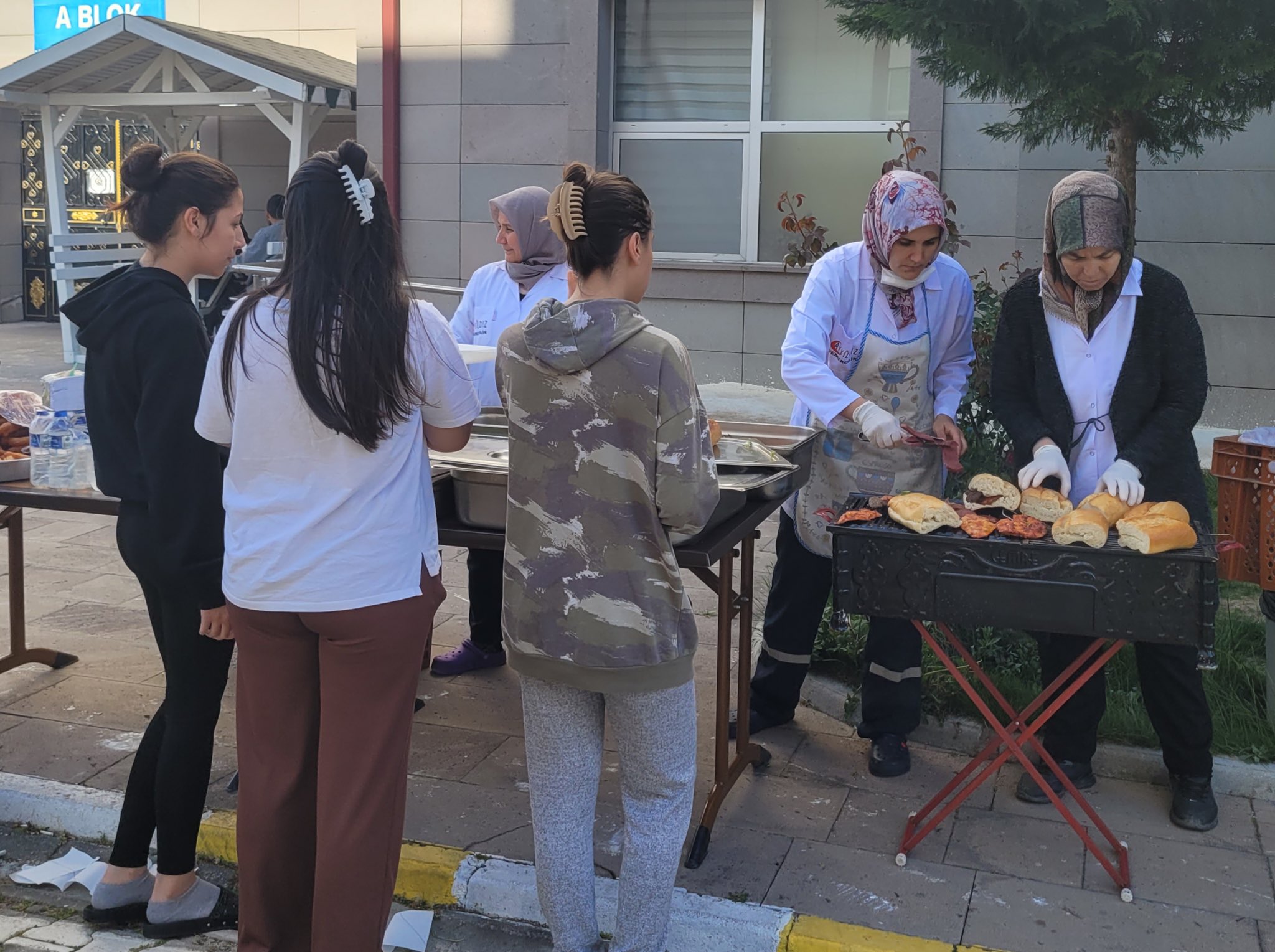 Şuhut'ta Öğrenciler Mangal Keyfi Yaptı