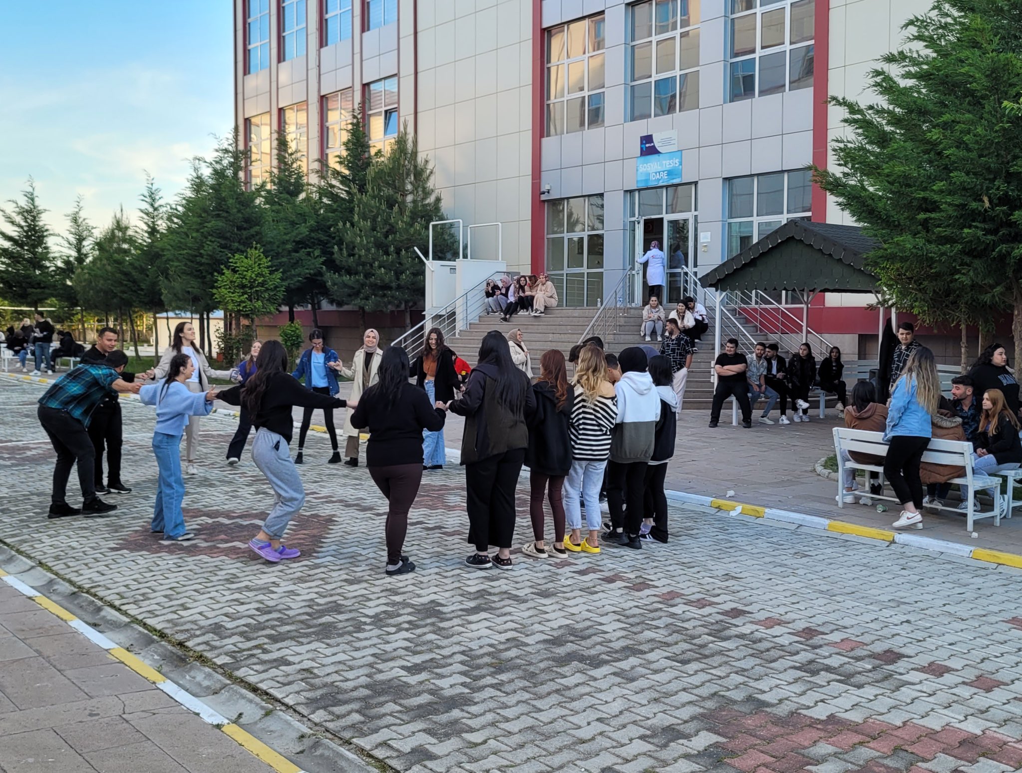 Şuhut'ta Öğrenciler Mangal Keyfi Yaptı