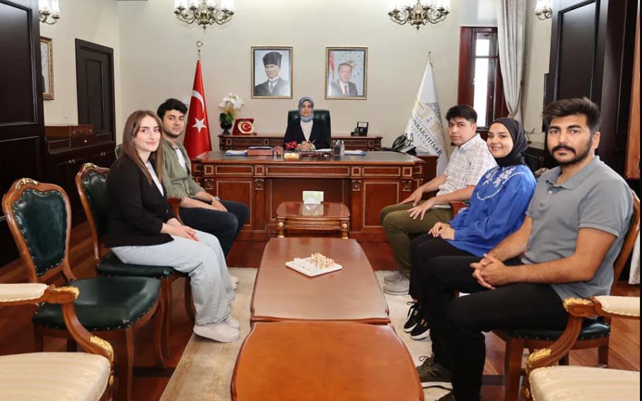 VALİ YİĞİTBAŞI GELECEĞİN HUKUKÇULARINI AĞIRLADI