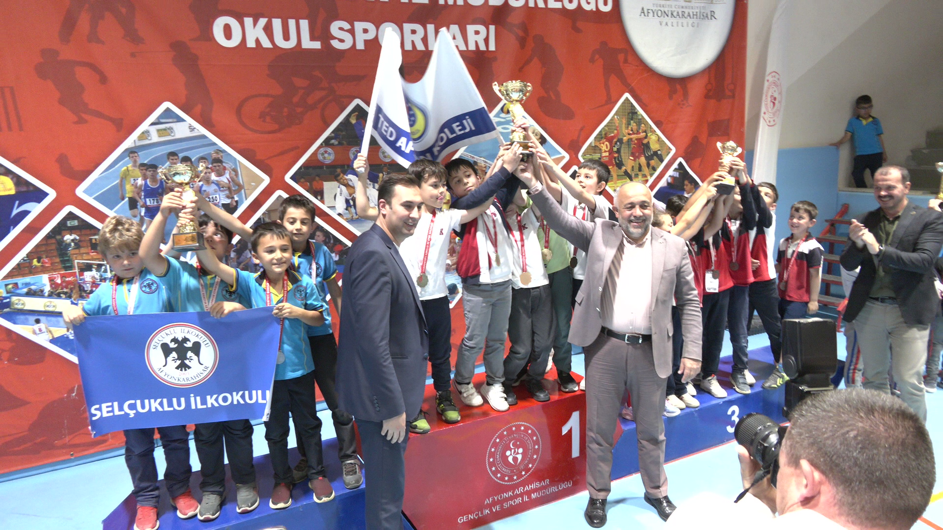 TED Afyon Koleji'nin Öğrencileri Number One