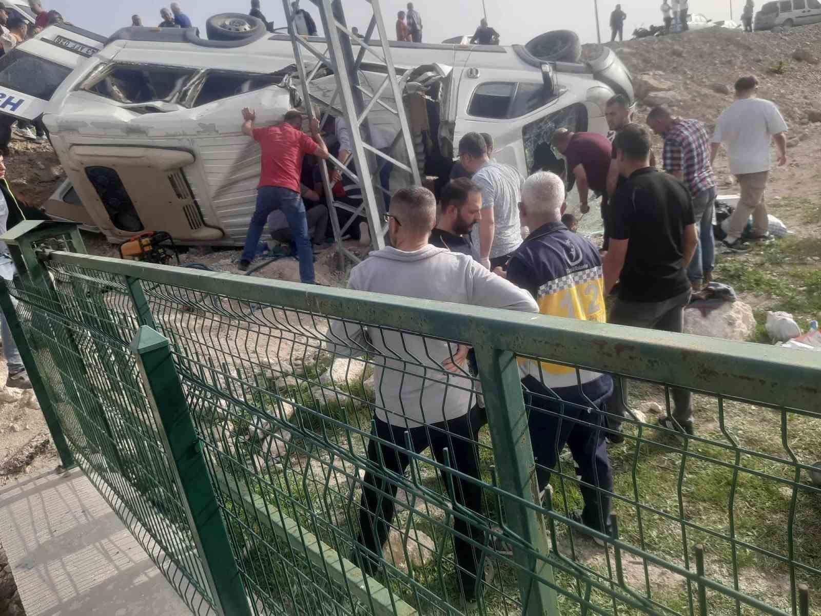 Yolcu Minibüsü Devrildi: 13 Kişi Yaralandı
