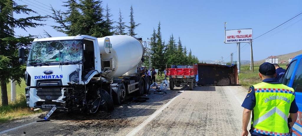 AFYON'DA BETON MİKSERİ İLE TRAKTÖR ÇARPIŞTI!