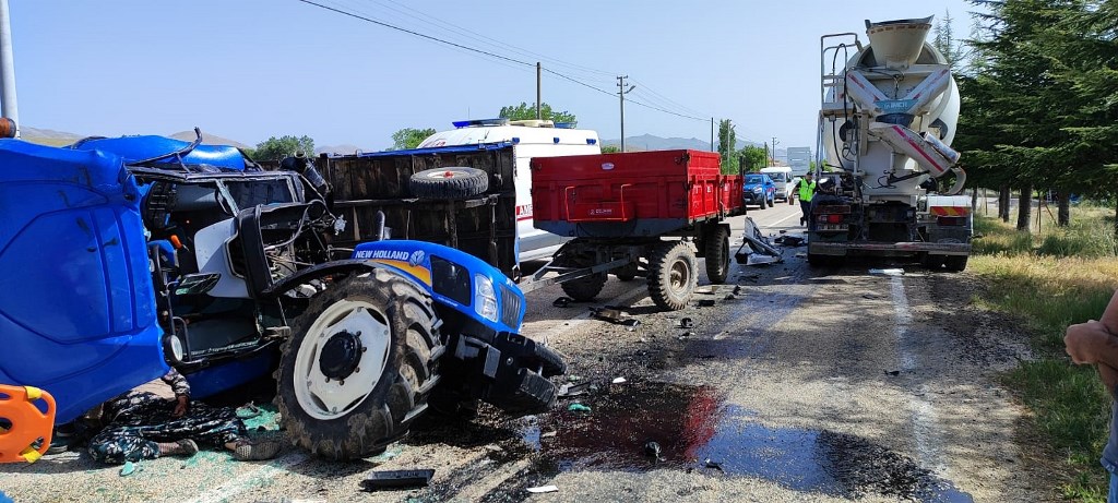 AFYON'DA BETON MİKSERİ İLE TRAKTÖR ÇARPIŞTI!