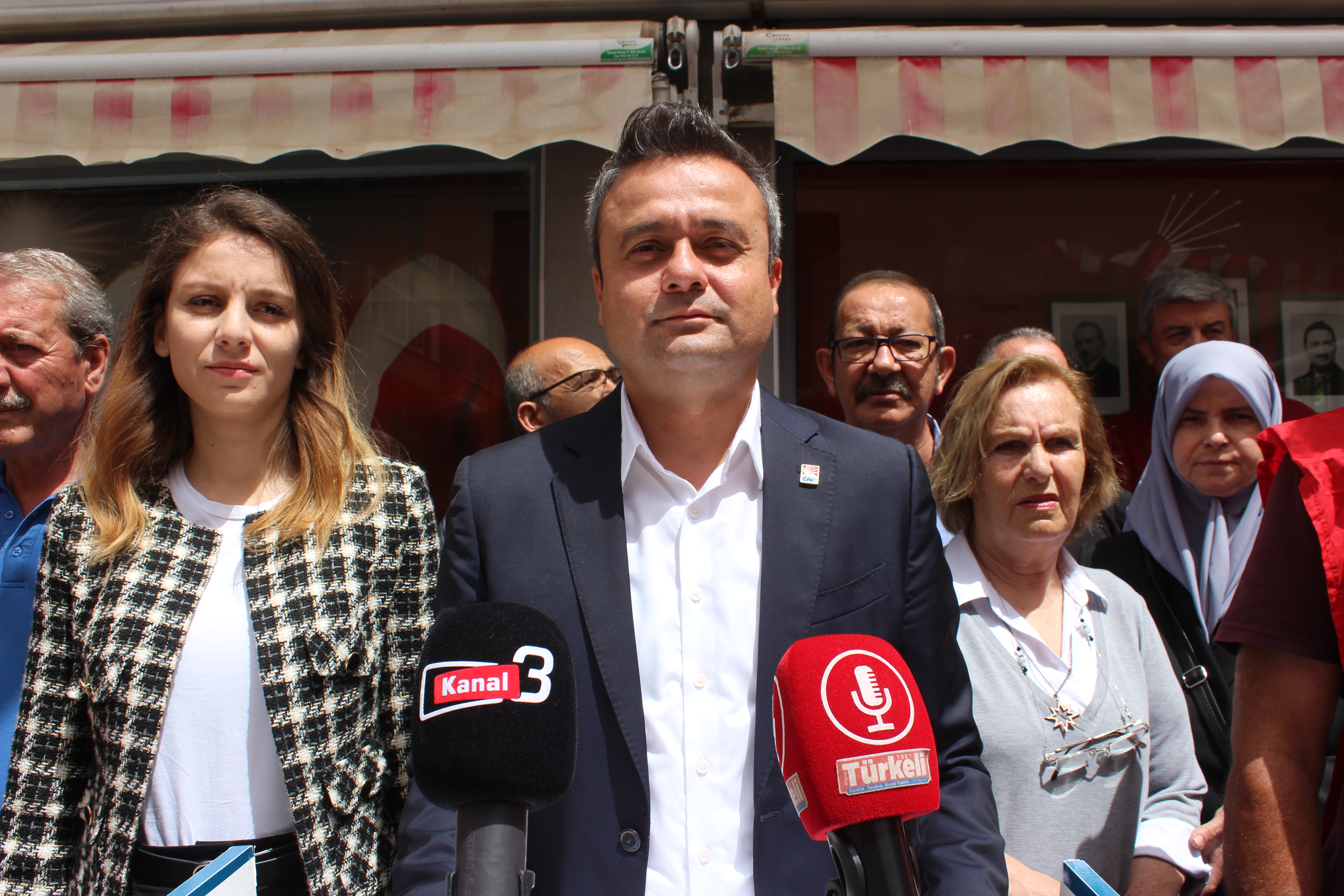 “Çözüm değil kriz üreten siyasete dur demek için alanlardayız”