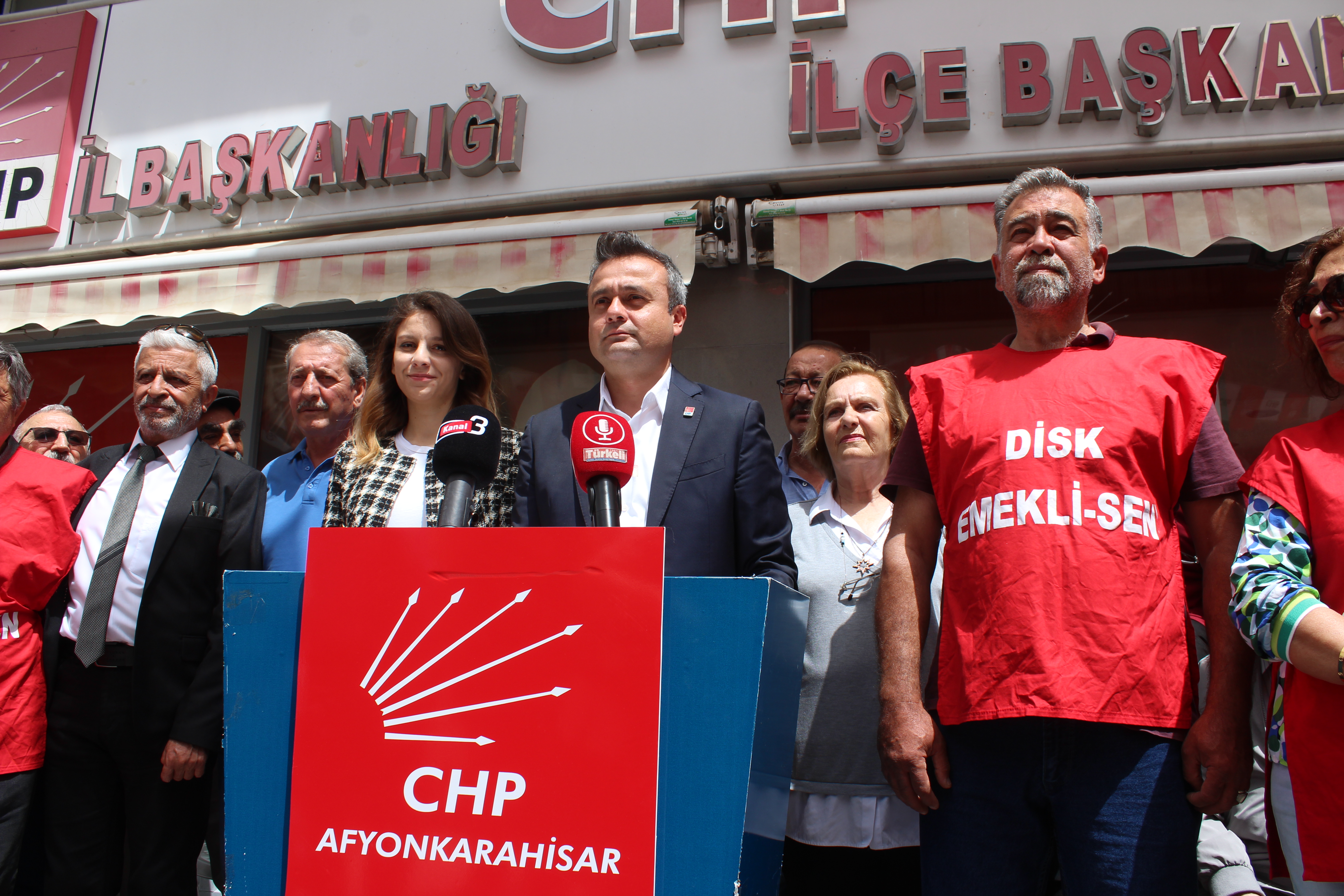“Çözüm değil kriz üreten siyasete dur demek için alanlardayız”