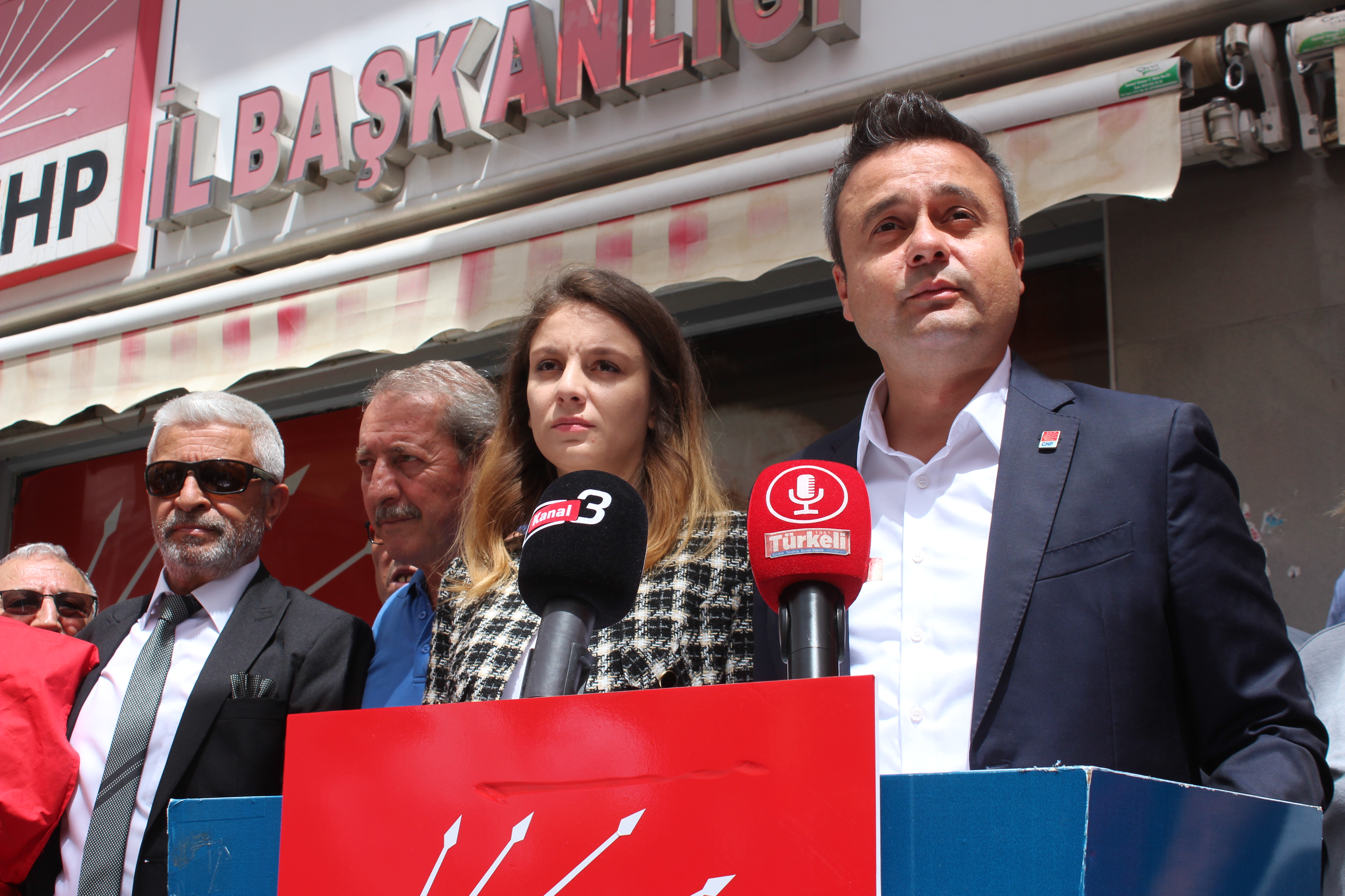 “Çözüm değil kriz üreten siyasete dur demek için alanlardayız”