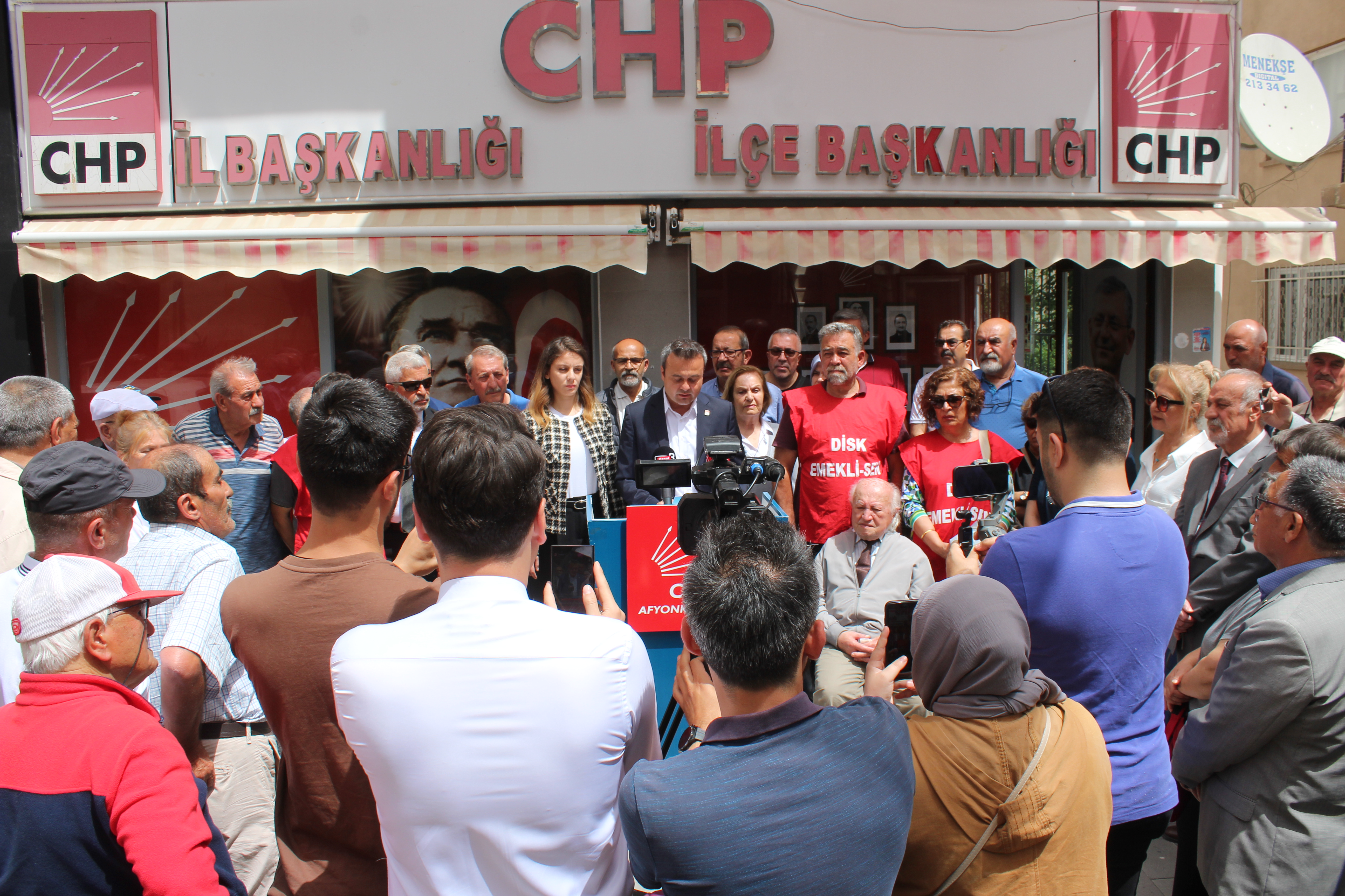 “Çözüm değil kriz üreten siyasete dur demek için alanlardayız”