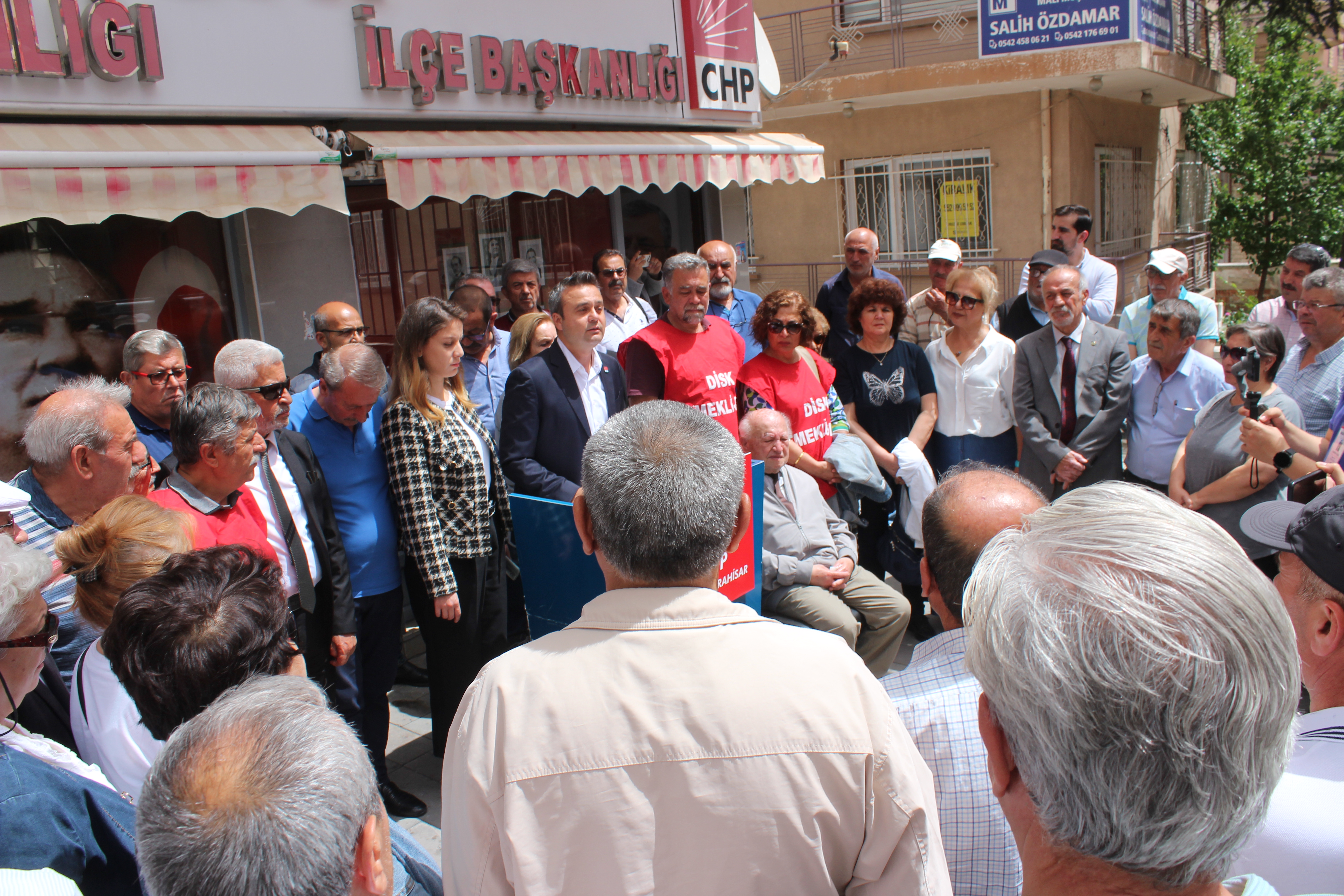 “Çözüm değil kriz üreten siyasete dur demek için alanlardayız”