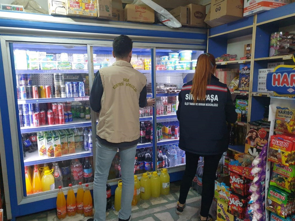 SİNANPAŞA'DA GIDA SATIŞI YAPAN İŞLETMELER DENETLENDİ