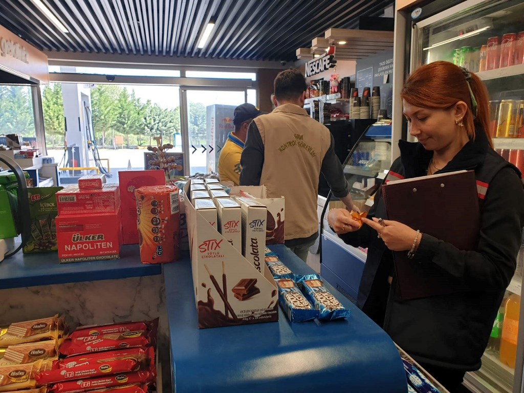 SİNANPAŞA'DA GIDA SATIŞI YAPAN İŞLETMELER DENETLENDİ