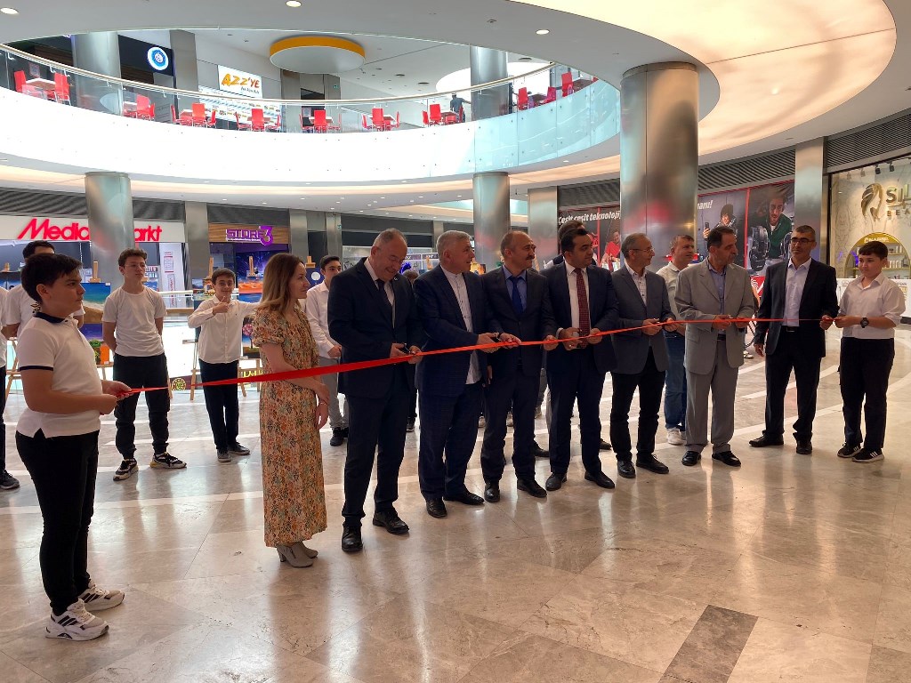 GENÇ RESSAMLAR RESİM SERGİSİ AÇILDI