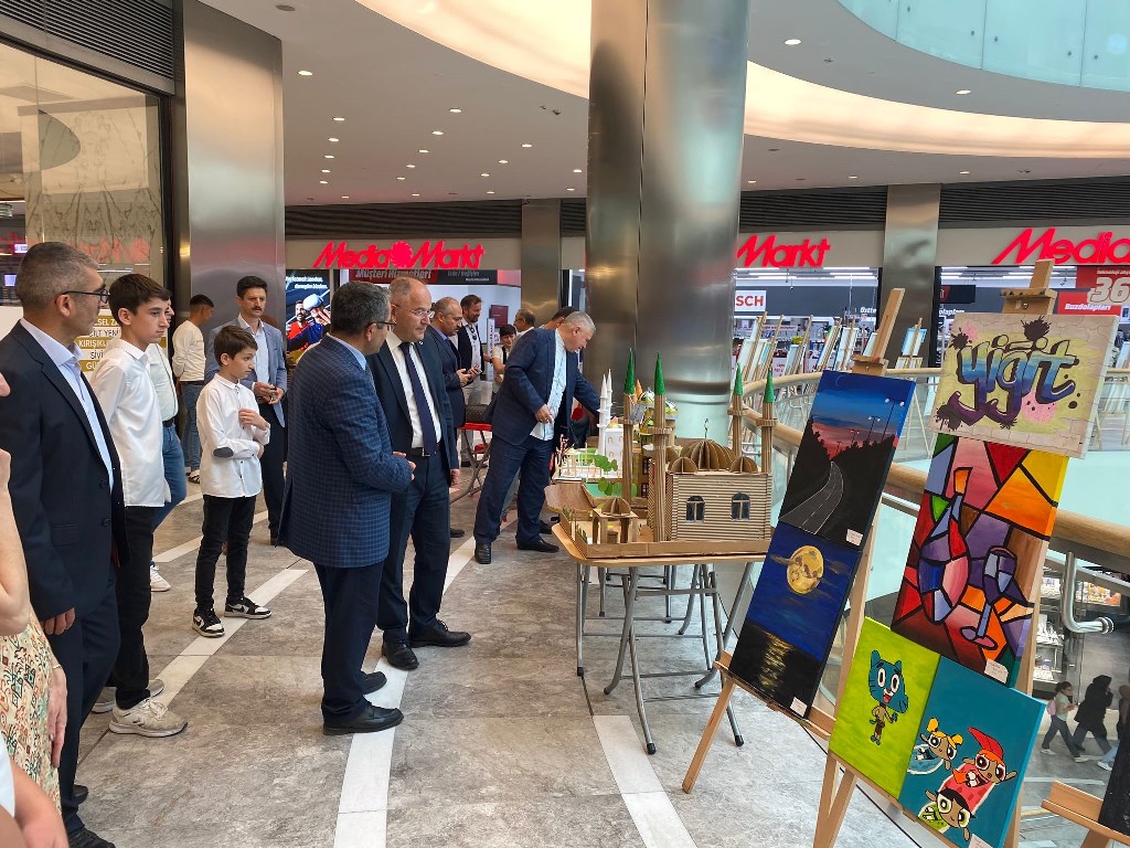 GENÇ RESSAMLAR RESİM SERGİSİ AÇILDI