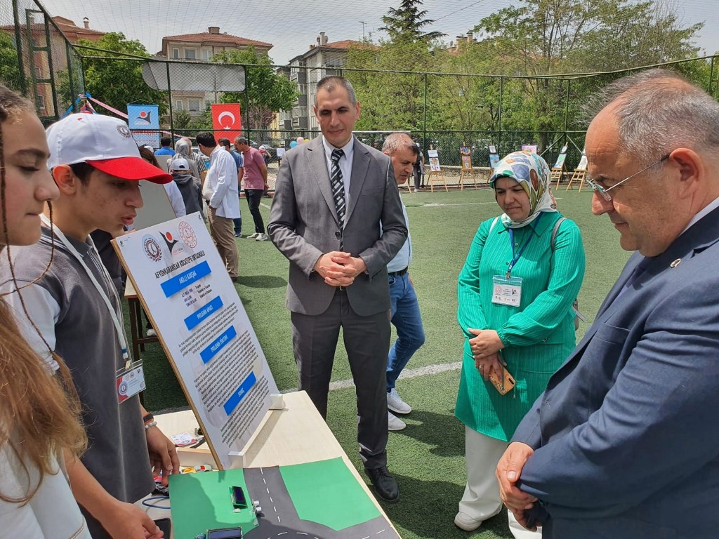 KOCATEPE ORTAOKULU'NDA TÜBİTAK 4006 BİLİM FUARI AÇILDI
