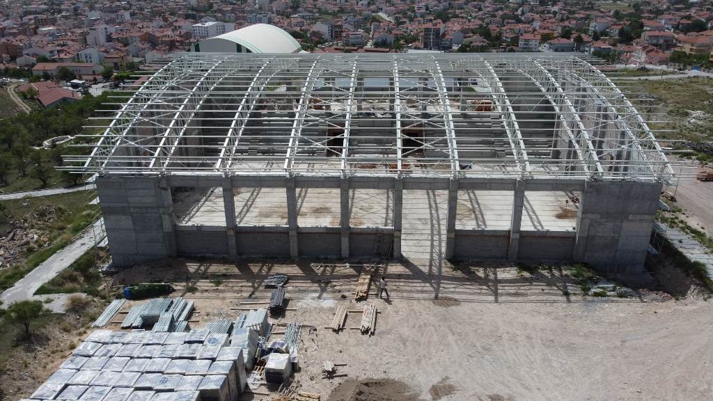 KAPALI SPOR SALONU'NDA ÇALIŞMALAR HIZLA DEVAM EDİYOR