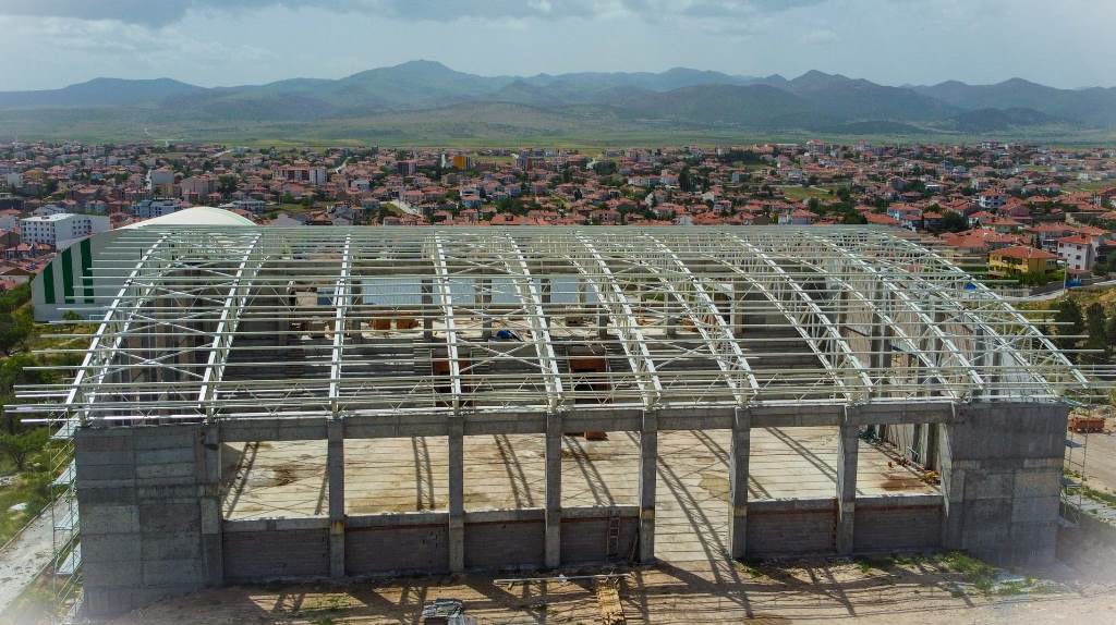 KAPALI SPOR SALONU'NDA ÇALIŞMALAR HIZLA DEVAM EDİYOR