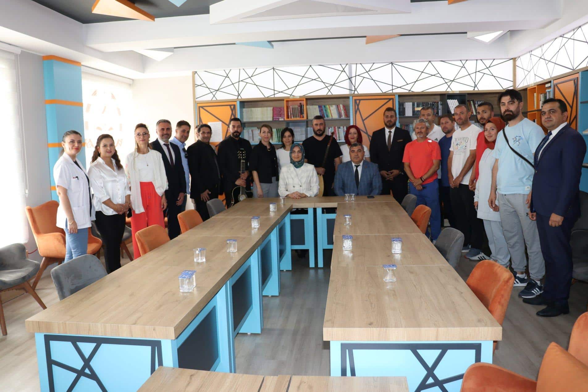 Vali Yiğitbaşı Afyonkarahisar Güzel Sanatlar Lisesi'ni Ziyaret Etti