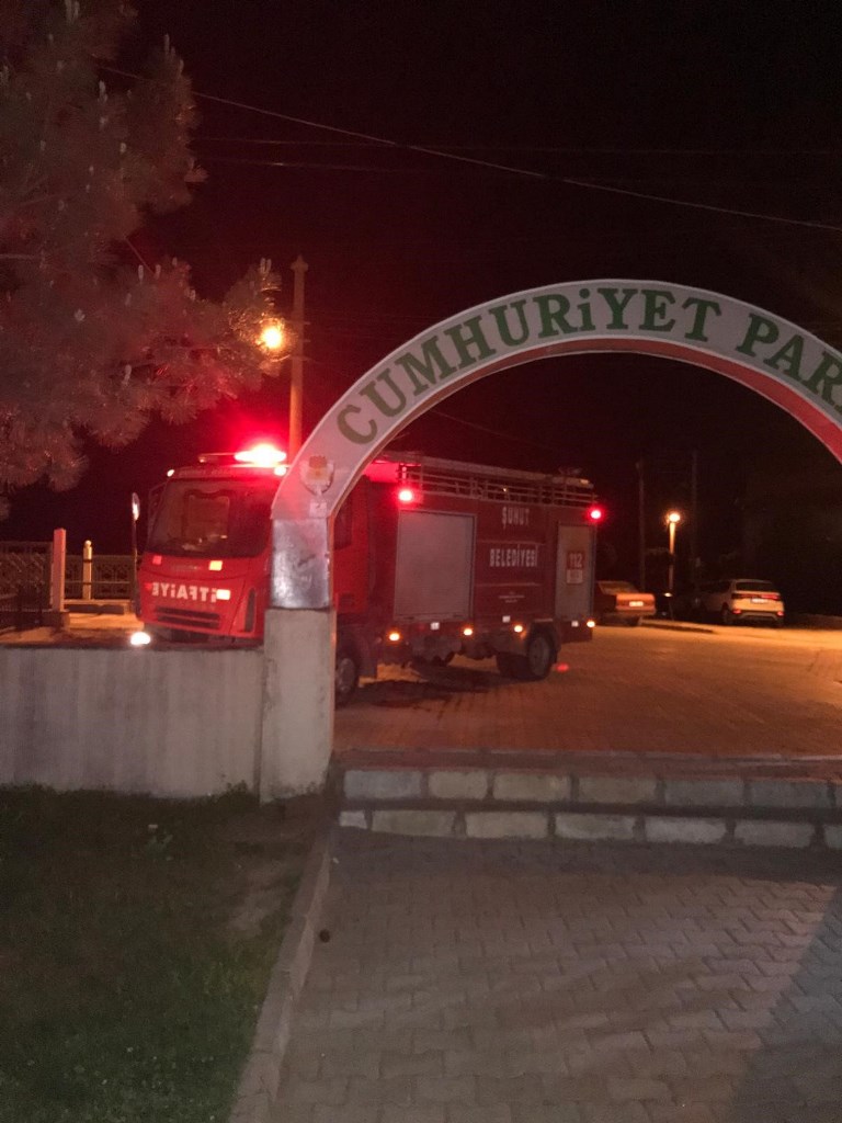 ÇAY YATAĞINDA MAHSUR KALAN KÖPEKLERİ İTFAİYE KURTARDI