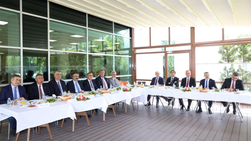 MALİ MÜŞAVİR MİLLETVEKİLLERİYLE MESLEKİ SORUNLAR MASAYA YATIRILDI