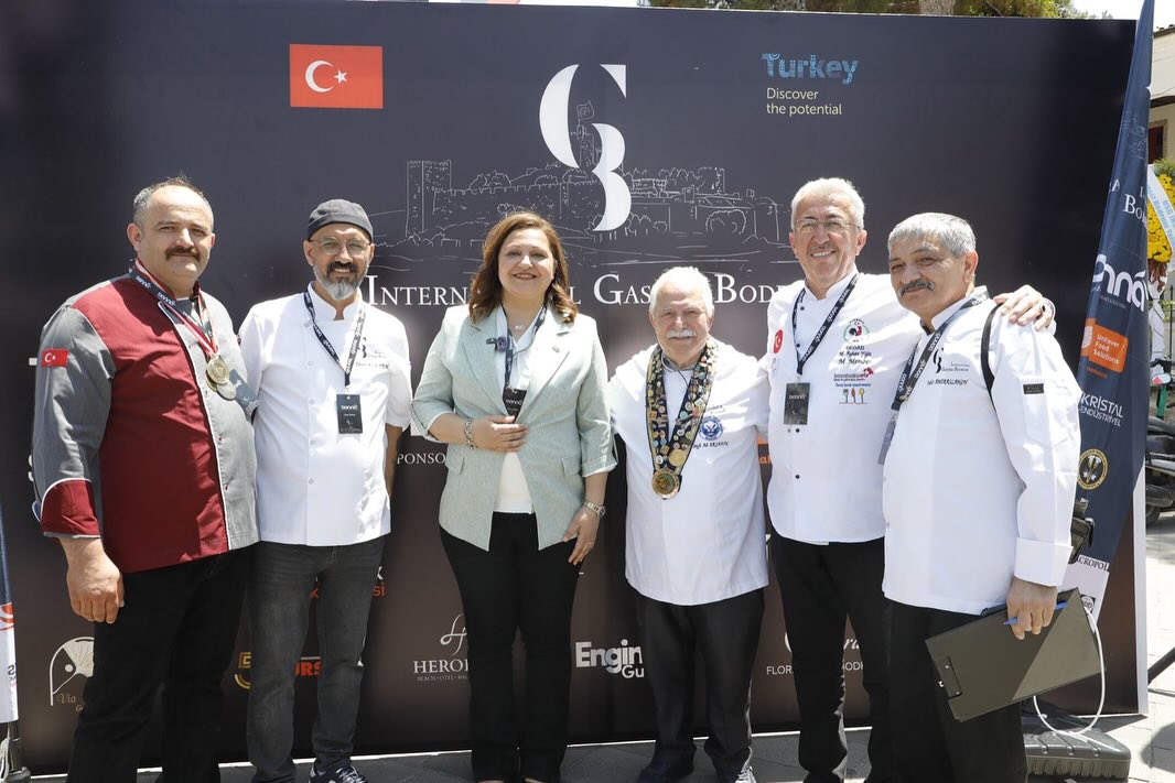 Başkan Köksal onur konuğu oldu...Standın arkasına geçti, Afyon sucuk döneri kesti!