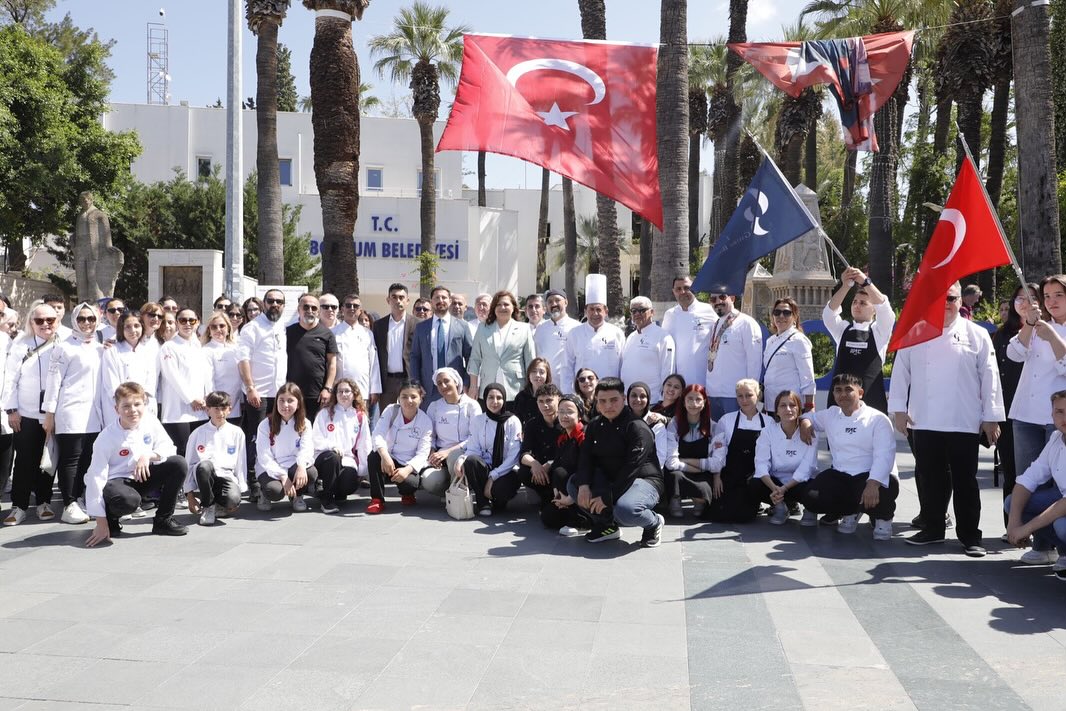 Başkan Köksal onur konuğu oldu...Standın arkasına geçti, Afyon sucuk döneri kesti!