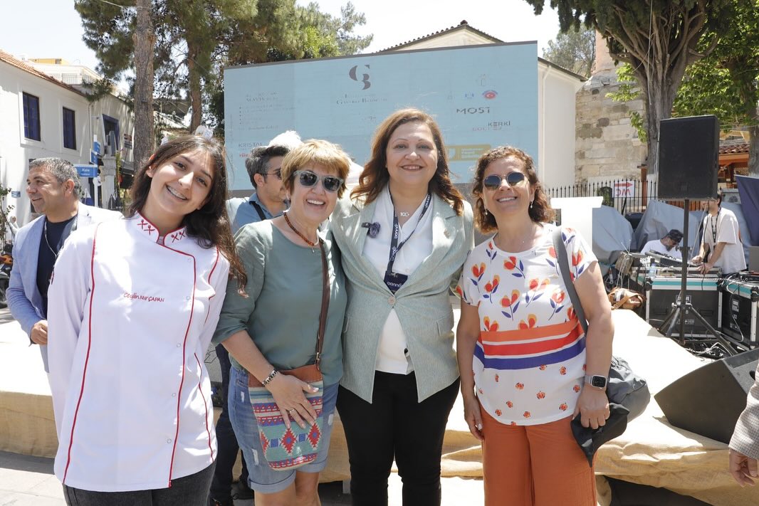 Başkan Köksal onur konuğu oldu...Standın arkasına geçti, Afyon sucuk döneri kesti!