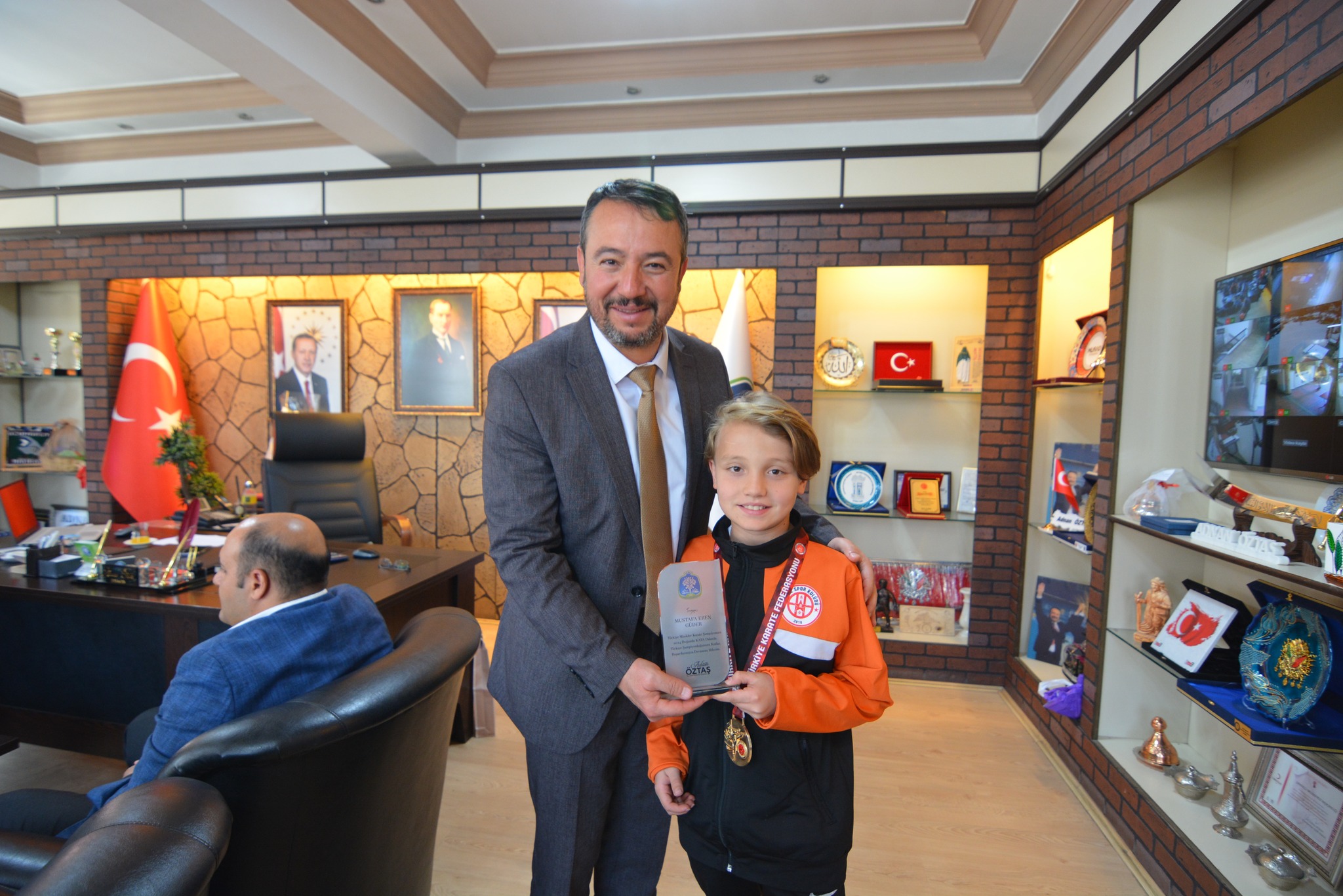 Sandıklı Belediye Başkanı Öztaş  Mustafa Eren Güder’e Plaket Takdim Etti