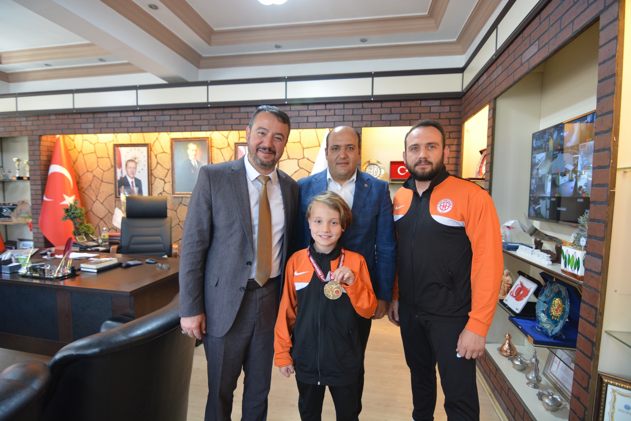 Sandıklı Belediye Başkanı Öztaş  Mustafa Eren Güder’e Plaket Takdim Etti