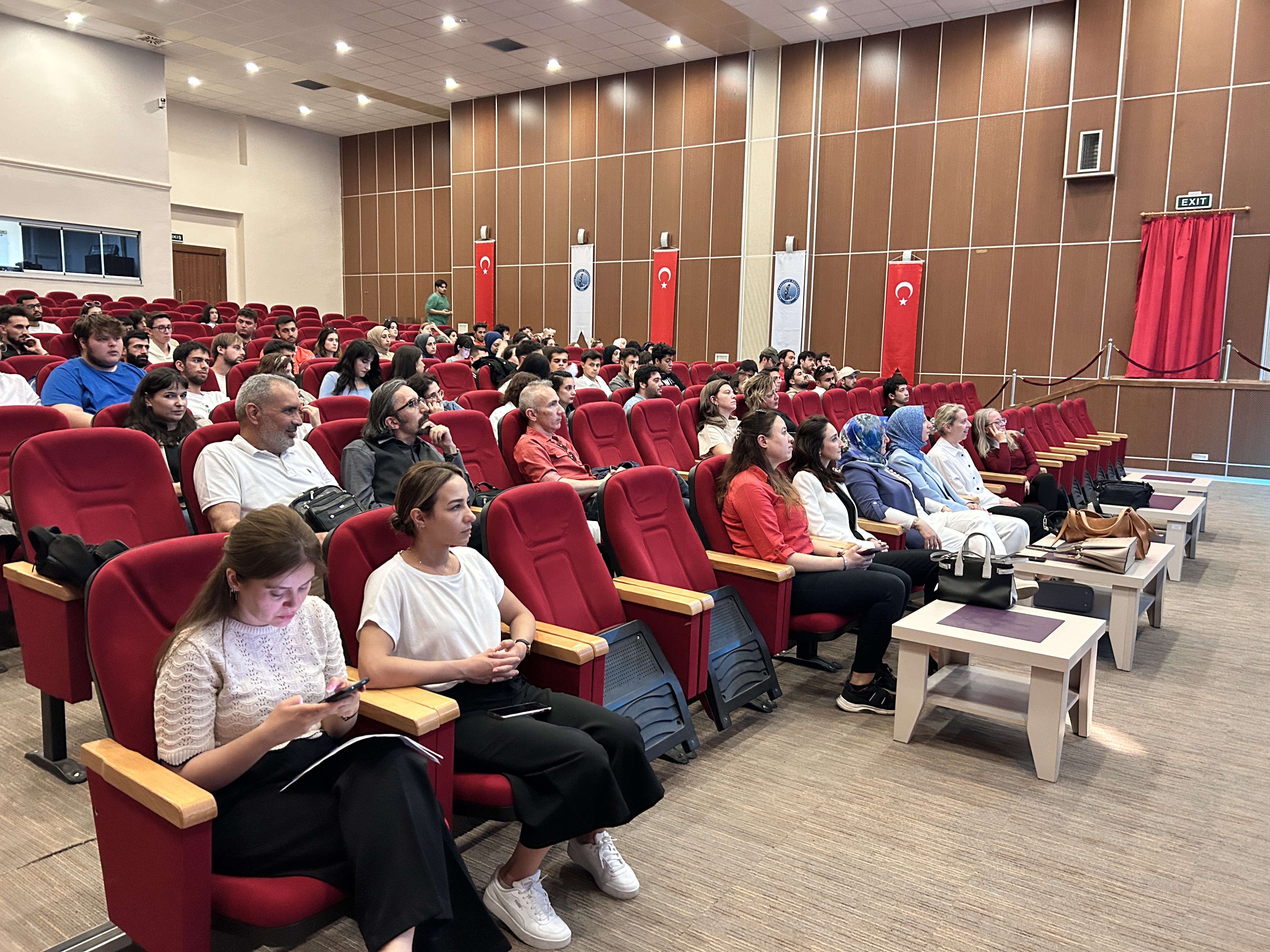 AKÜ’de Konferans Düzenlendi: Medya Anlatılarından Örneklerle Flört Şiddeti Değerlendirildi