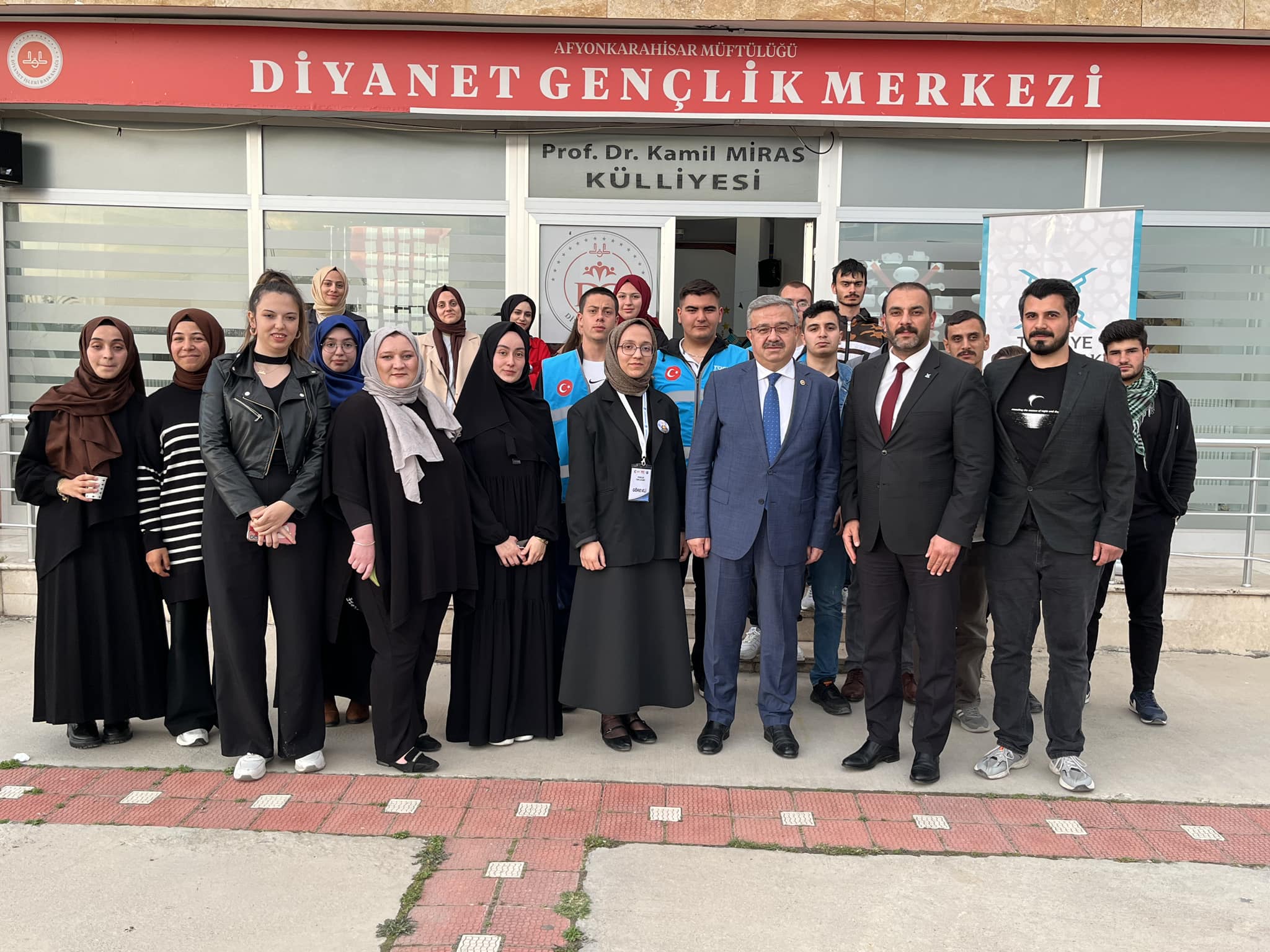 AK Partili Yurdunuseven TÜGVA'LI Gençlerle Buluştu