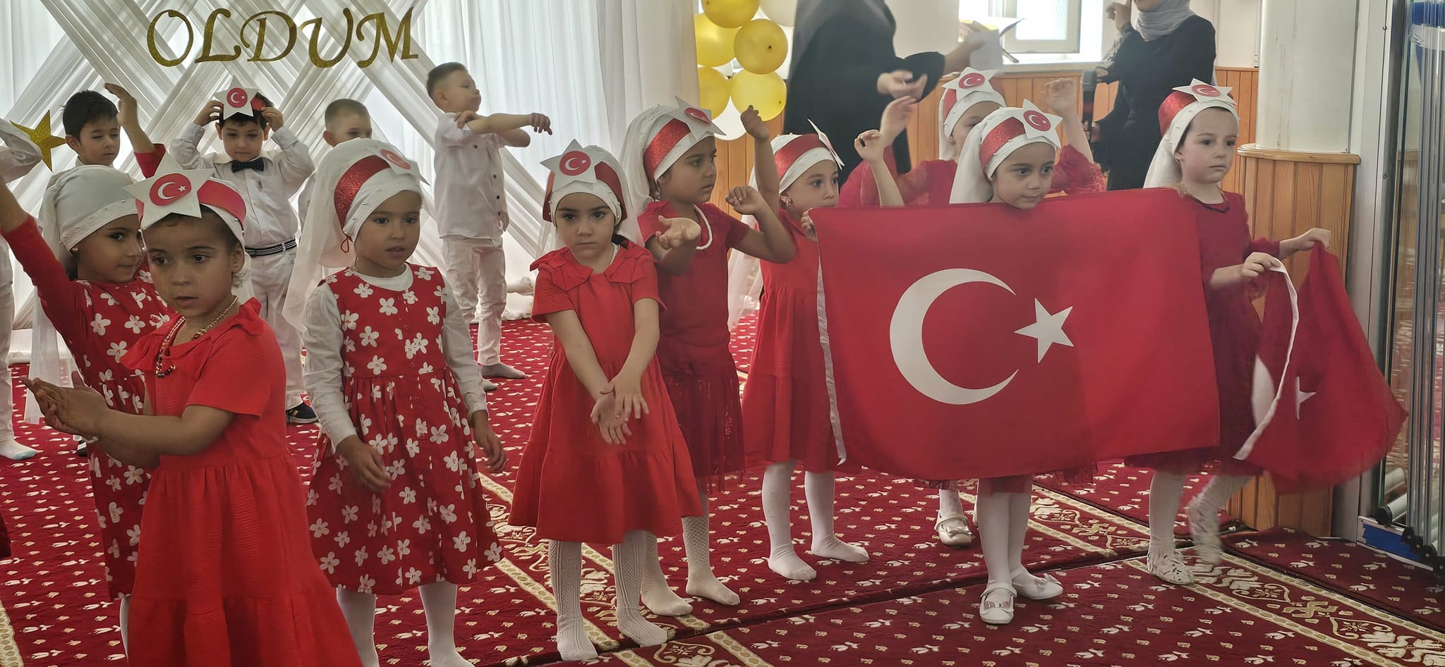 Dikilitaş Kur'an Kursu Minikleri Mezun Oldu