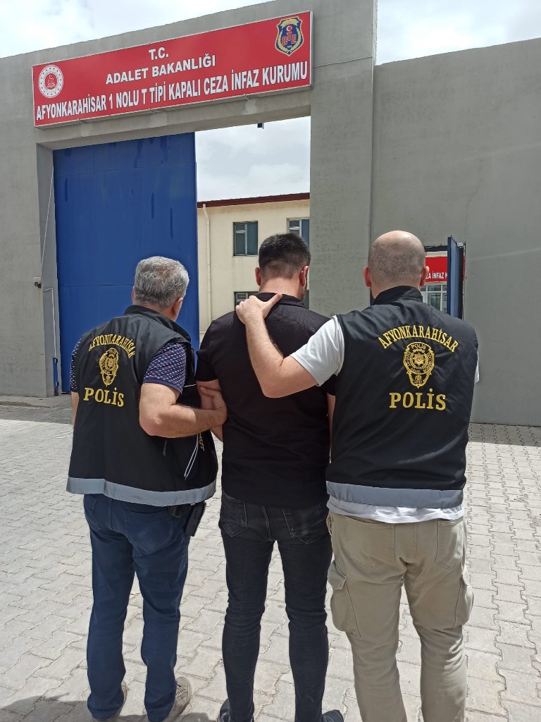 9 YIL 8 AY HAPİS CEZASI İLE ARANAN ŞAHSI POLİS YAKALADI