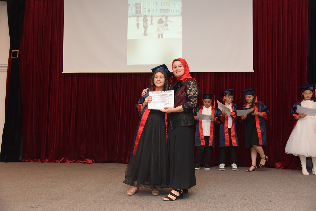 HOCA AHMET YESEVİ İLKOKULU ÖĞRENCİLERİ MEZUNİYET COŞKUSU YAŞADI