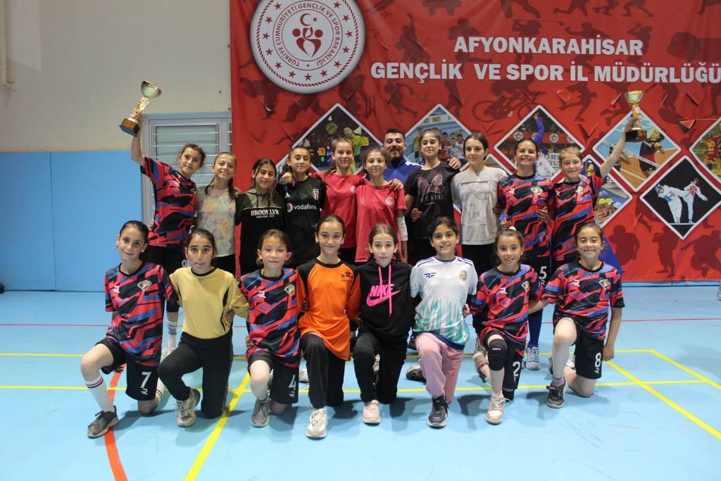 MİNİKLER HENTBOLDA AFYON GENÇLİK SPOR HÂKİMİYETİ