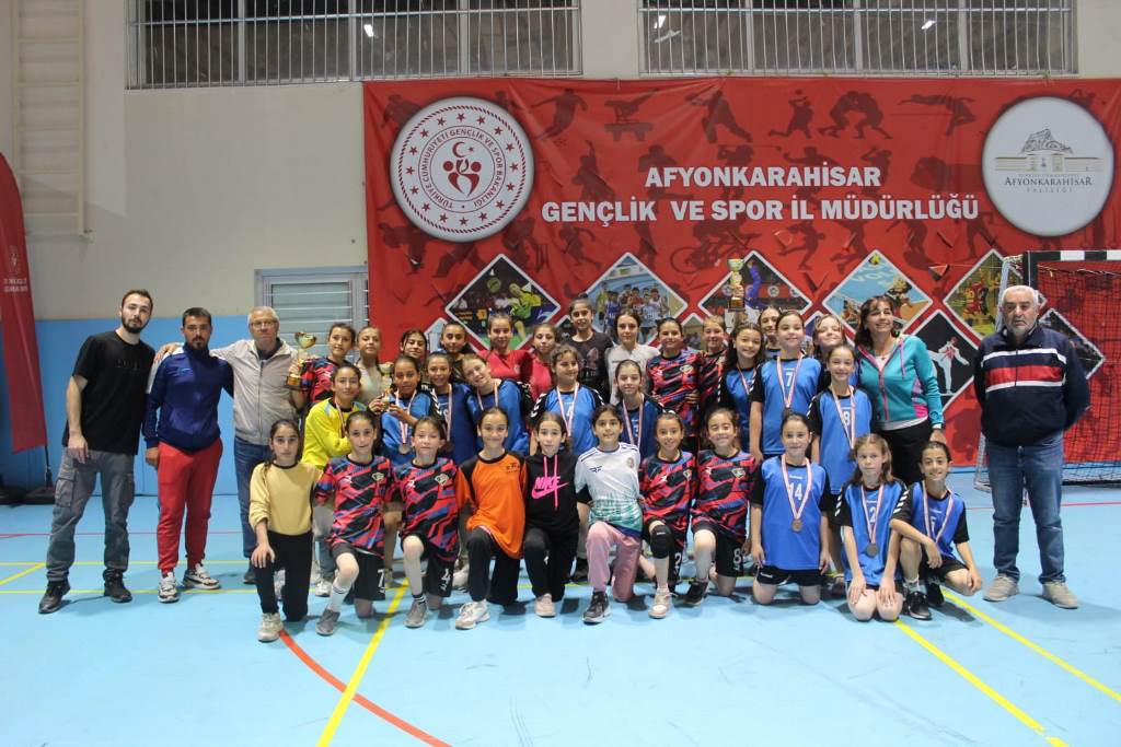MİNİKLER HENTBOLDA AFYON GENÇLİK SPOR HÂKİMİYETİ