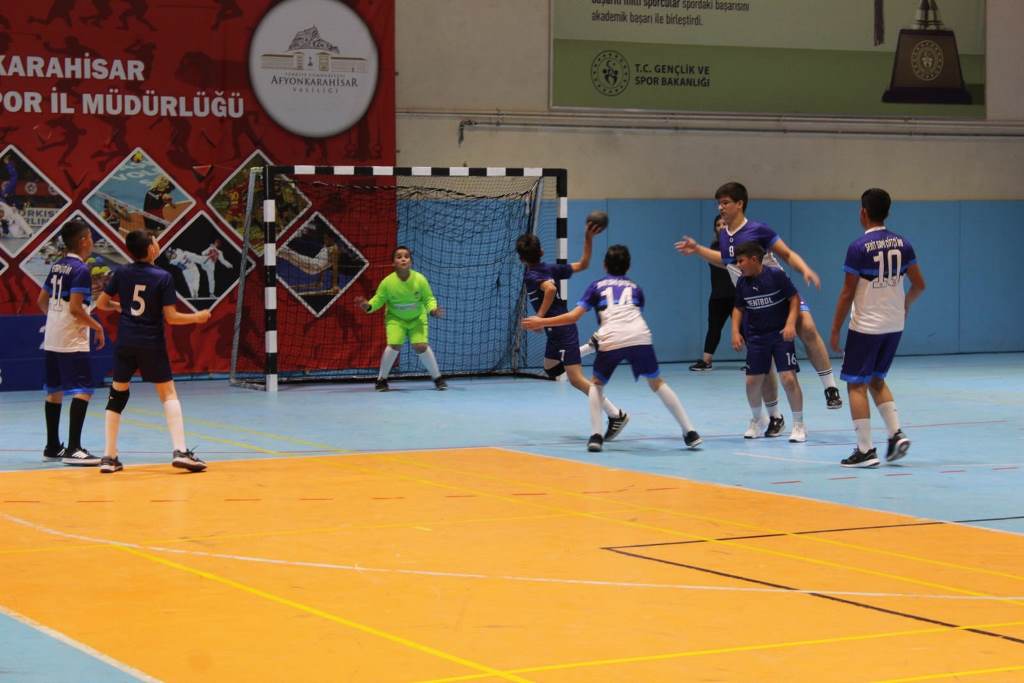 MİNİKLER HENTBOLDA AFYON GENÇLİK SPOR HÂKİMİYETİ
