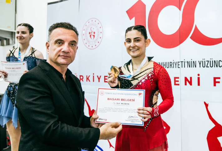 Artistik Buz Pateni Gençlik Kupası: Yeteneklerin dansı, muhteşem gösterilere sahne oldu!