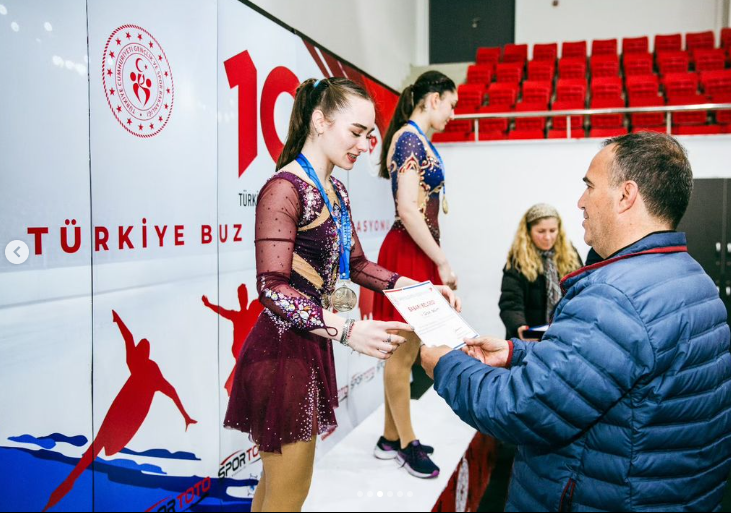 Artistik Buz Pateni Gençlik Kupası: Yeteneklerin dansı, muhteşem gösterilere sahne oldu!