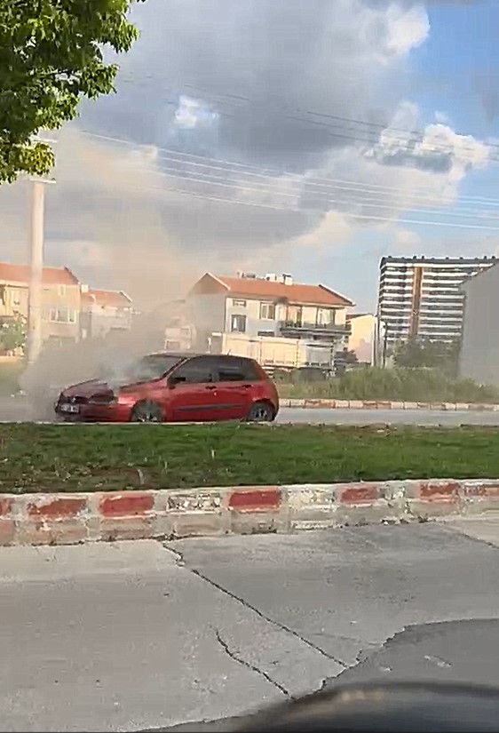 Afyon Uydukent'te araç alev alev yandı!