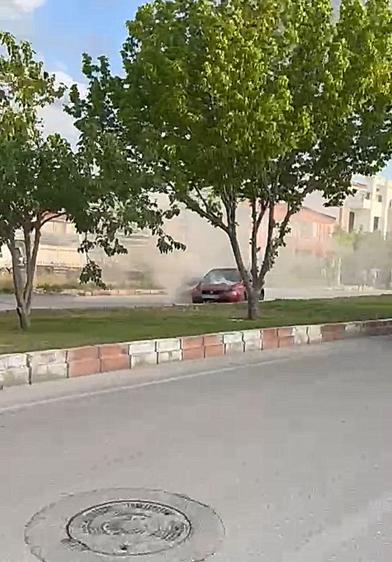 Afyon Uydukent'te araç alev alev yandı!