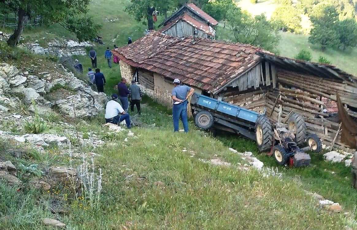 Devrilen Traktörün Altında Kaldı!