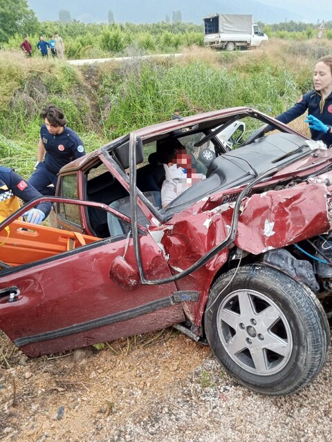 Otomobiller Çarpıştı, Biri Dereye Uçtu! 5'i Ağır 8 Yaralı