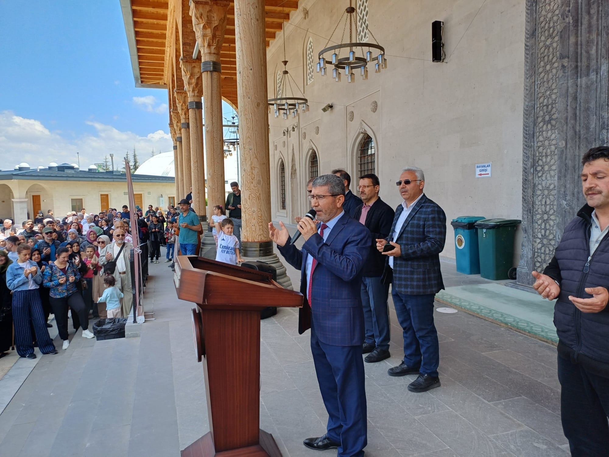 Hacı Adayları Dualarla Uğurlandı