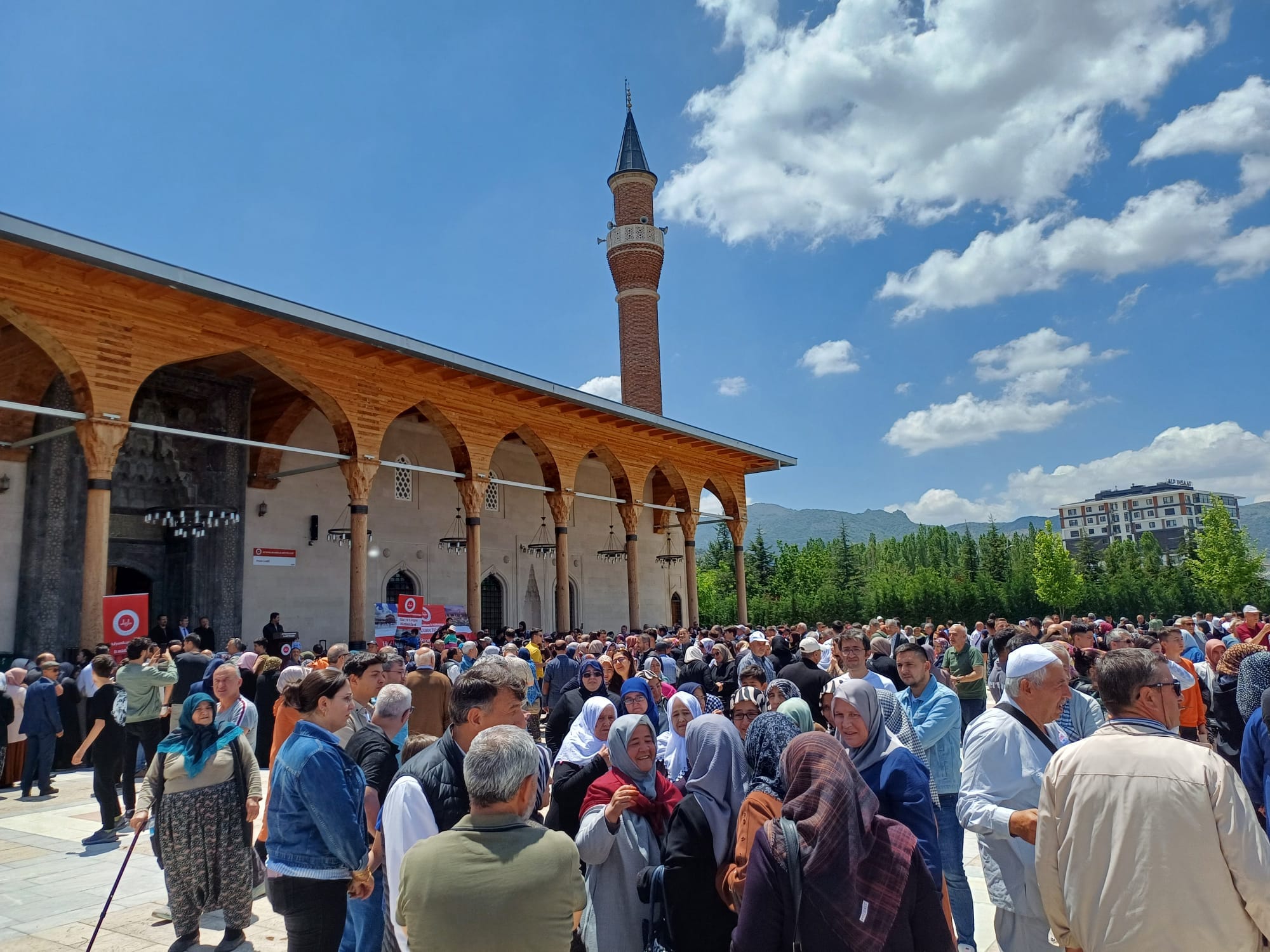 Hacı Adayları Dualarla Uğurlandı