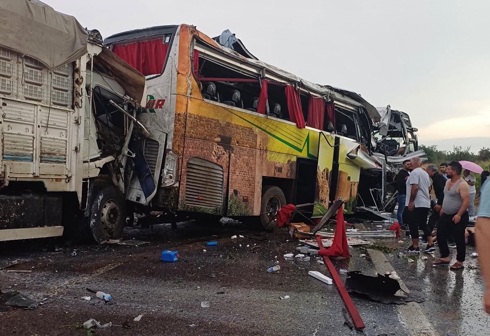 ZİNCİRLEME TRAFİK KAZASI: İLK BELİRLEMELERE GÖRE 10 ÖLÜ, 40 YARALI