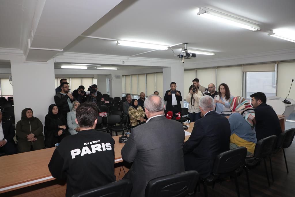 "27 MAYIS TÜRK DEMOKRASİSİNE İLK HANÇERİN SAPLANDIĞI TARİHTİR"