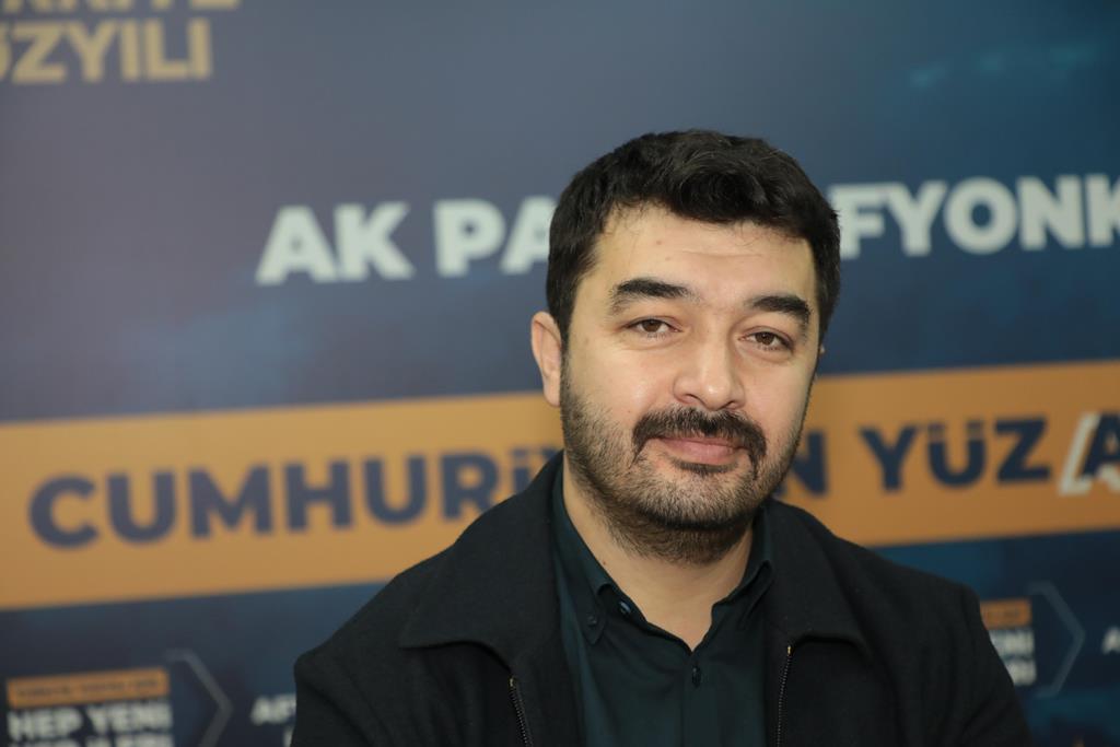 "27 MAYIS TÜRK DEMOKRASİSİNE İLK HANÇERİN SAPLANDIĞI TARİHTİR"