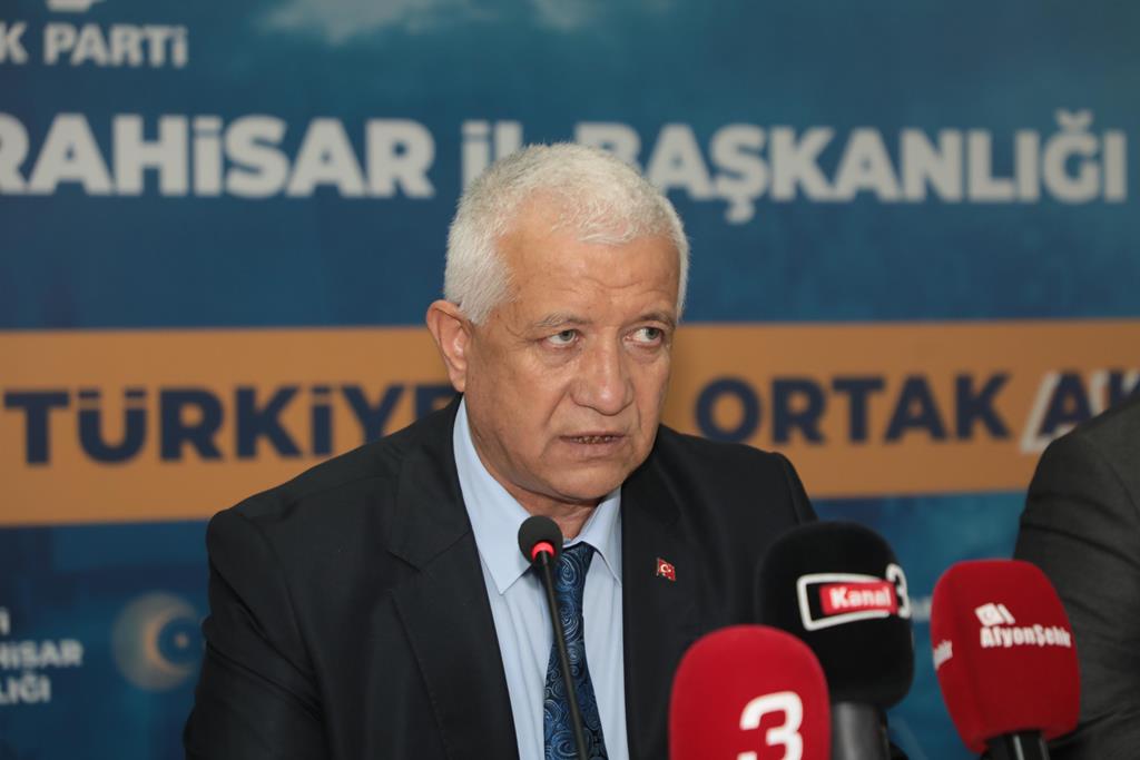 "27 MAYIS TÜRK DEMOKRASİSİNE İLK HANÇERİN SAPLANDIĞI TARİHTİR"