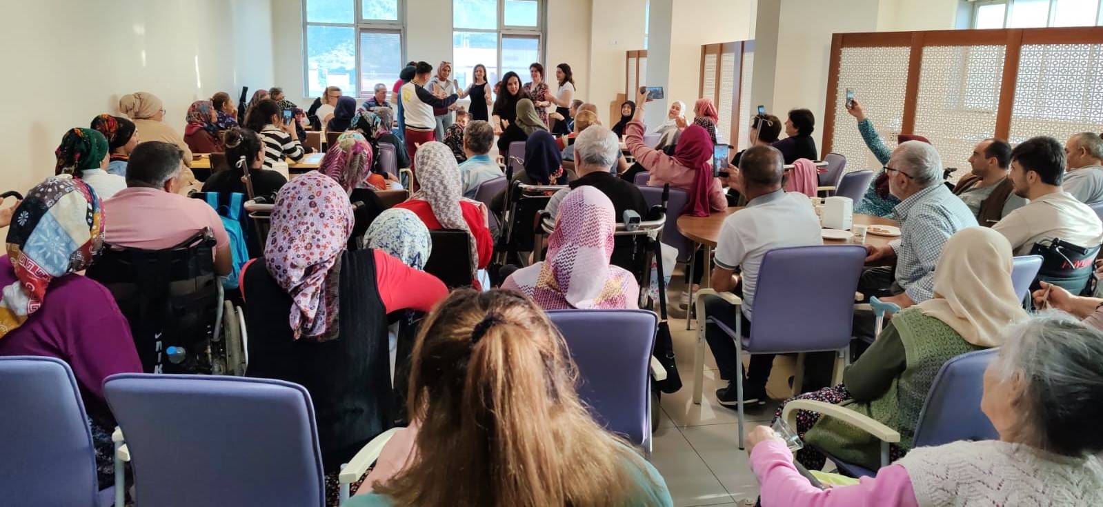 AFSÜ Fizik Tedavi Servisinde Müzik Dinletisiyle Moral Buldular